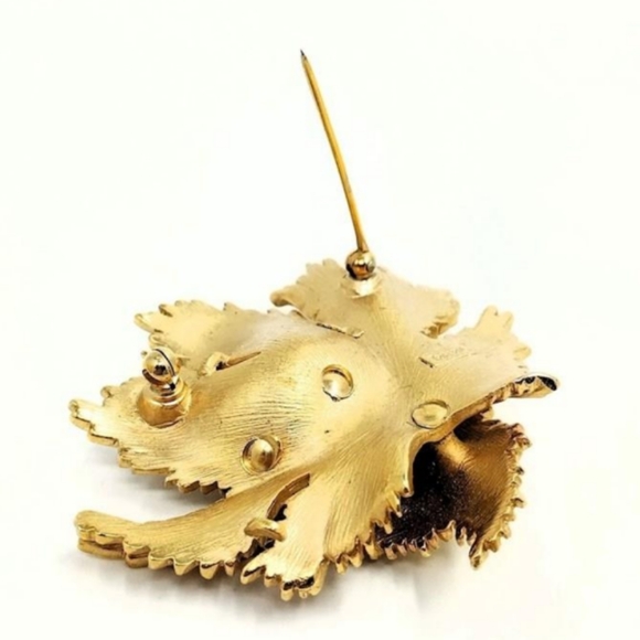Trifari Textured 3D Gold Tone Rhinestones Center Leaf Design Signed VTG Brooch - Picture 9 of 16